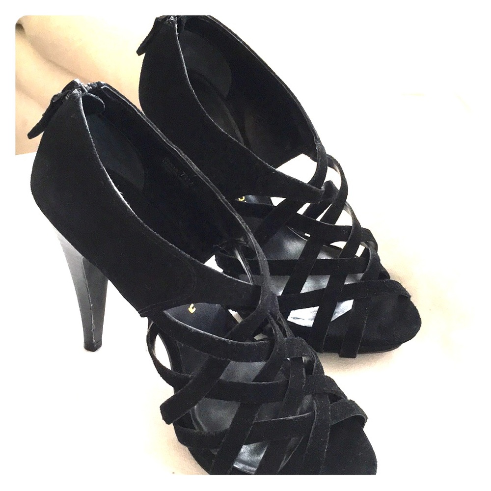 Black shoes.     Bin P